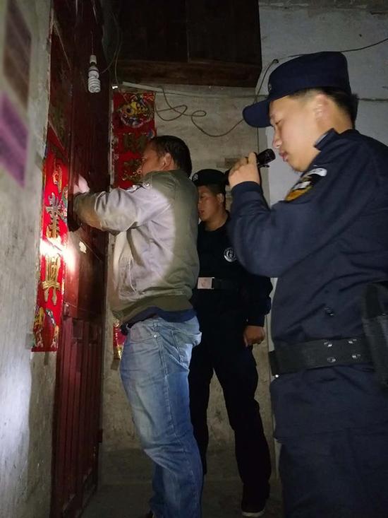 木咱镇粗心妈妈误将幼女锁家中 民警全城寻开锁师傅开门