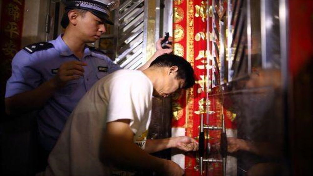 木咱镇请开锁师傅开了锁后，师傅为什么一般都不进门，就算主人请也不进去？